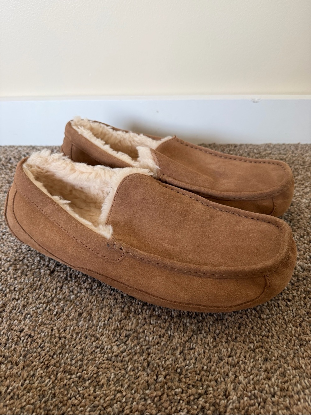 UGG Men’s Ascot Sheepskin Slipper Loafers in Chestnut